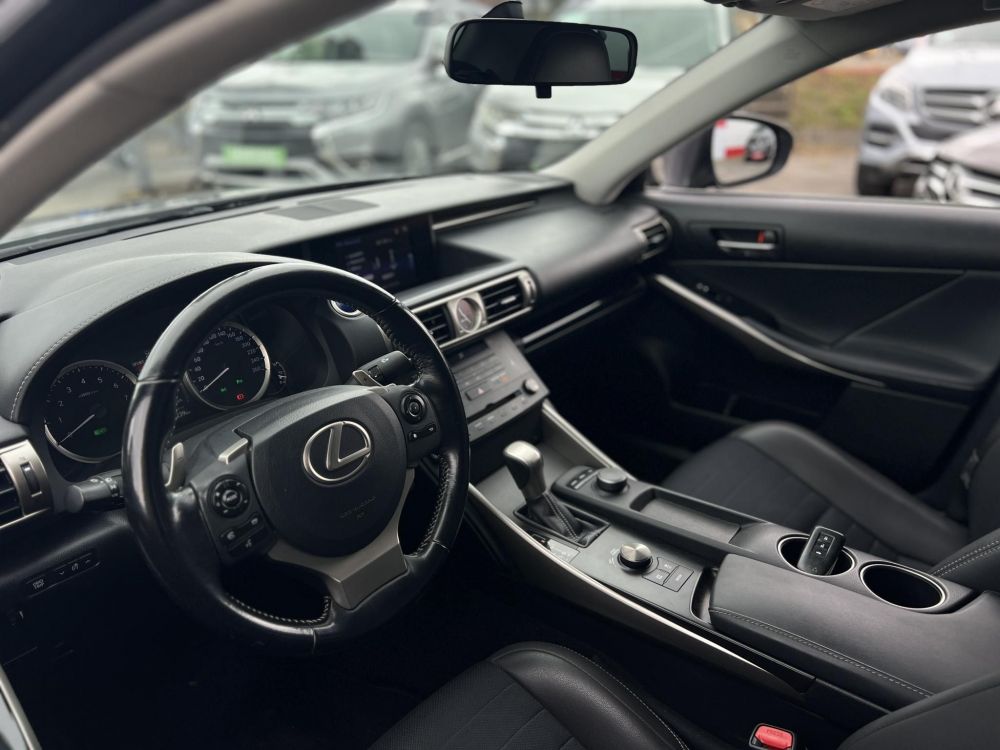 LEXUS IS 300h Comfort Leather&Navigation (Automata) Hybrid garancia Márkaszervizelt! Gyári fényezés. Téli-nyári gumi garnitúra!