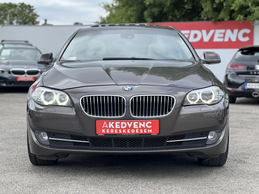 BMW 520d (Automata) Napfénytető. vaj bőrbelső. memória. HUD. kamera. 2 gyári kulcs!