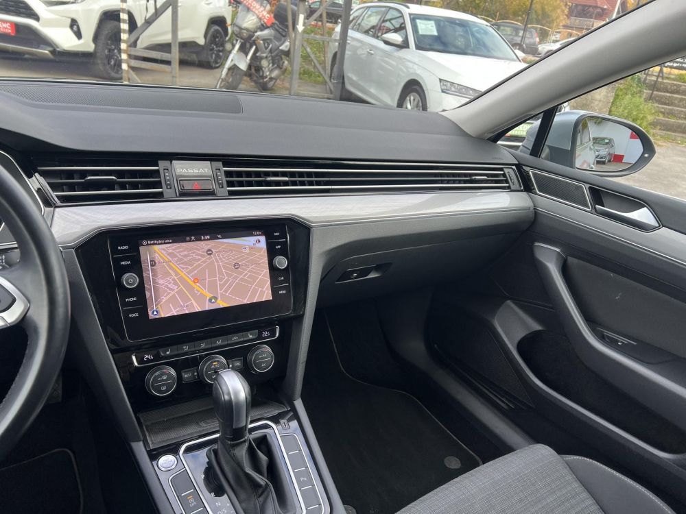 VOLKSWAGEN PASSAT VIII Variant 1.5 TSI ACT Business DSG 109e km. LED Távtartó Kamera Navi Ülésfűtés Bluetooth Téli-nyári kerék!