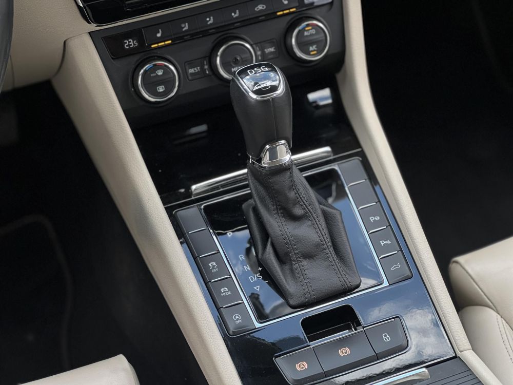 SKODA SUPERB 2.0 TDI SCR L&K DSG Vaj bőrbelső. tolatókamera. adaptív futómű. teljes szerviztörténet!