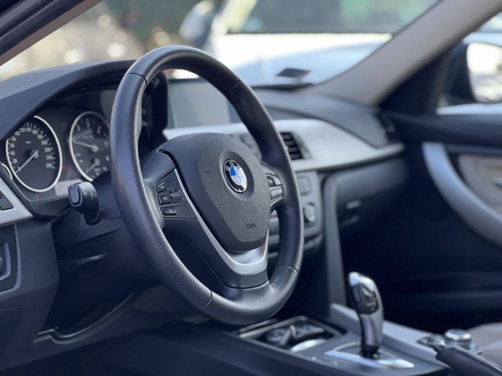 BMW 320d (Automata) M.o.-i. 1.tul. 113e km. márkaszervizelt előélet. téli-nyári kerék szett!