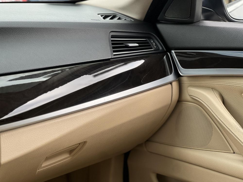 BMW 520d (Automata) Napfénytető. vaj bőrbelső. memória. HUD. kamera. 2 gyári kulcs!