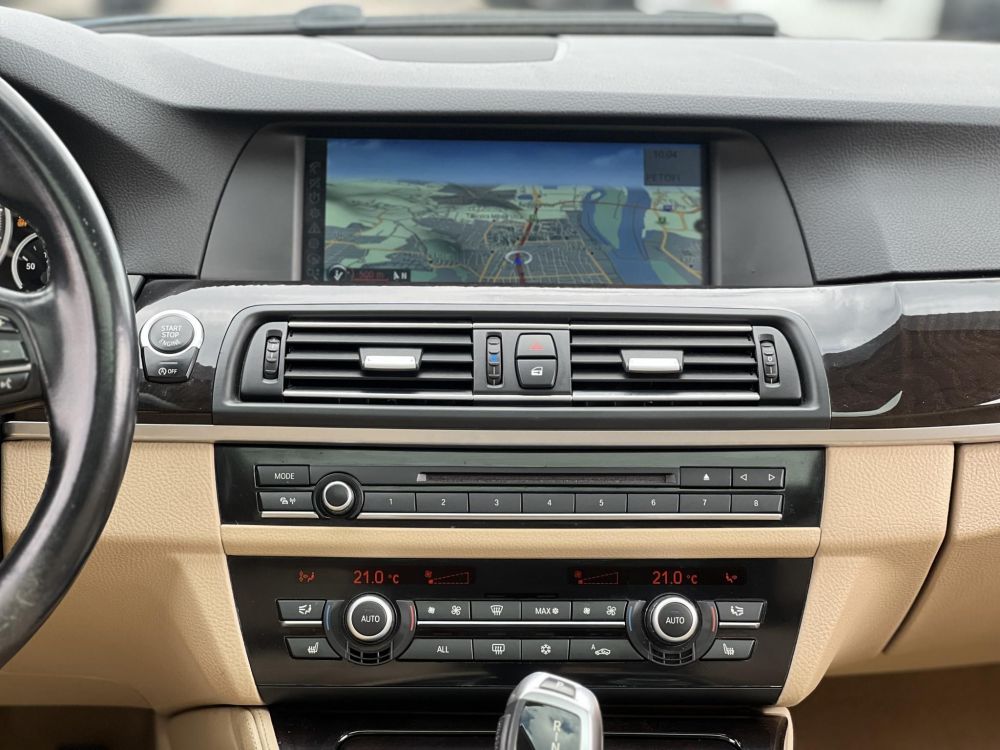 BMW 520d (Automata) Napfénytető. vaj bőrbelső. memória. HUD. kamera. 2 gyári kulcs!