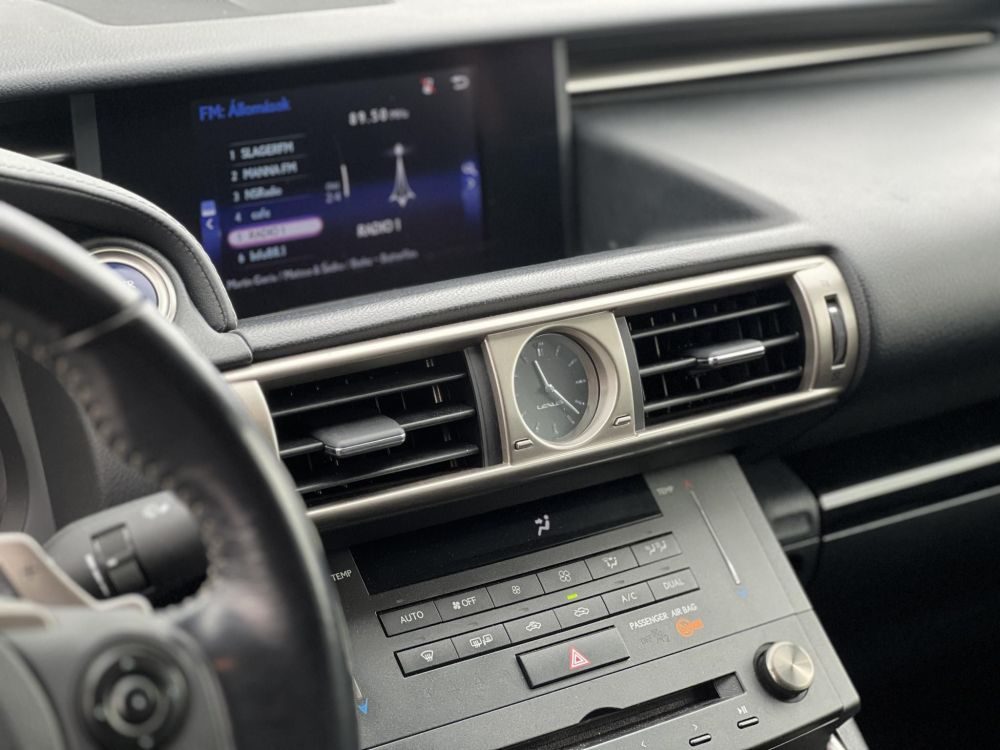 LEXUS IS 300h Comfort Leather&Navigation (Automata) Hybrid garancia Márkaszervizelt! Gyári fényezés. Téli-nyári gumi garnitúra!