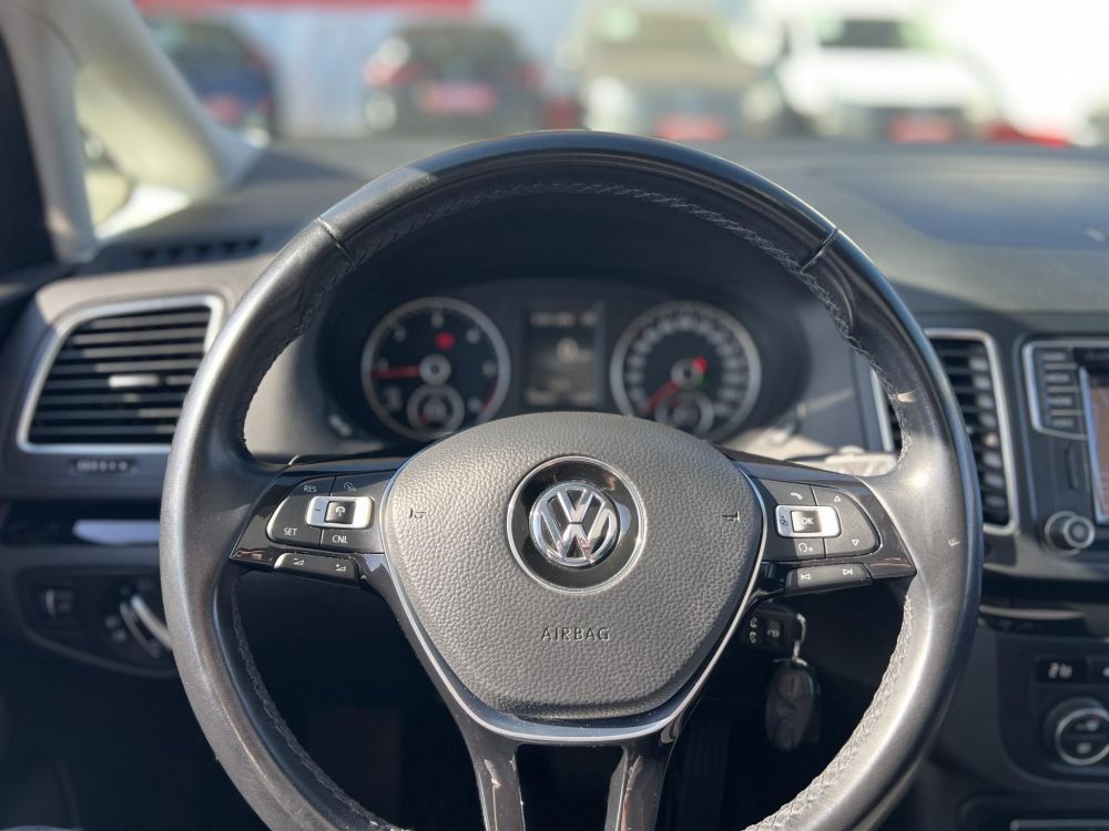 VOLKSWAGEN SHARAN 2.0 TDI BMT SCR Highline DSG [7 személy] Dynaudio. ülésmemória. Carplay. pano. vonóhorog. kamera. stb