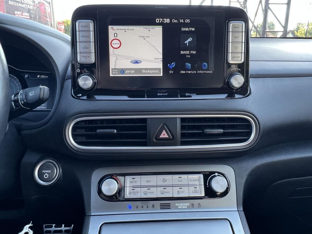 HYUNDAI KONA EV 64kWh Premium Magas felszereltség. megkímélt állapot!