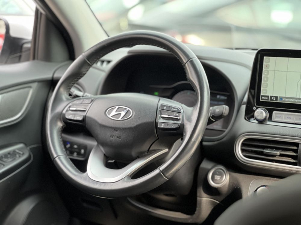 HYUNDAI KONA EV 64kWh Style HUD. parkolóasszisztens. sávtartó. CarPlay. 400km hatótáv!