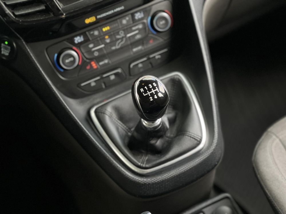FORD CONNECT Tourneo230 1.5 TDCi L2 Titanium (7 személyes ) 79e km. M.o.-i. Márkaszervizelt előélet!