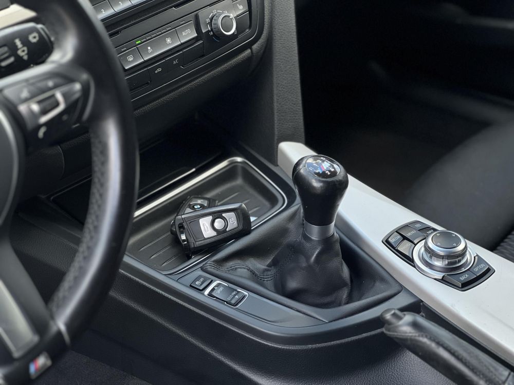 BMW 318d 156e km. ülésfűtés. navigáció. bluetooth. tolatóradar. keyless. 2 gyári kulcs!