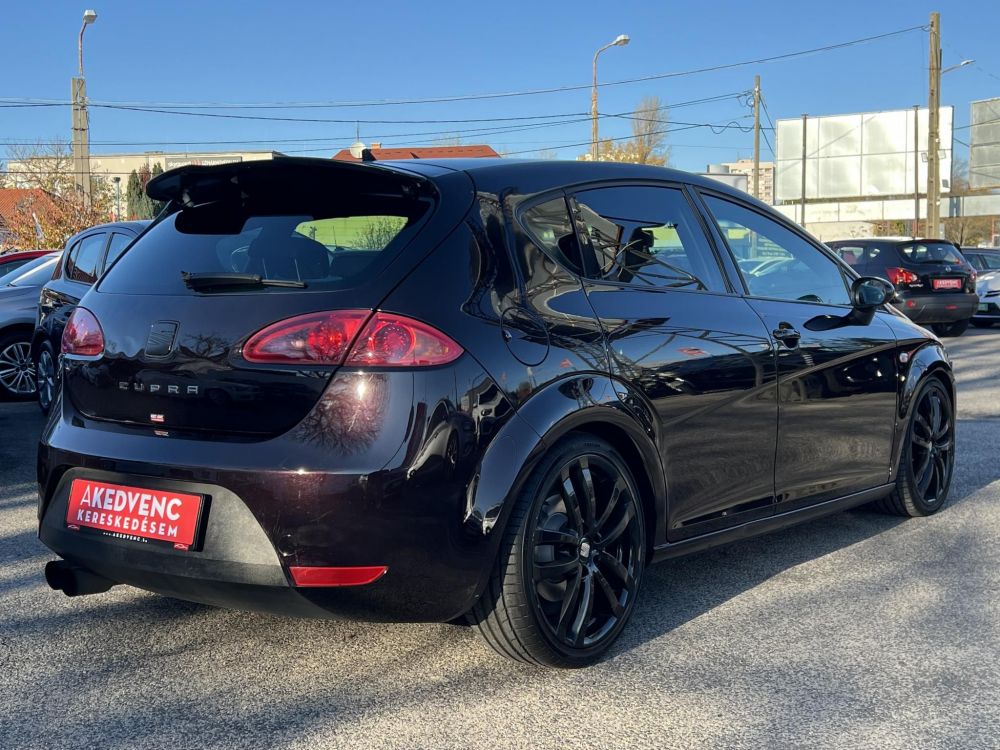 SEAT LEON 2.0 TFSI Cupra 350le! Integrált fejtámlás ülések. Boheme Purple fényezés