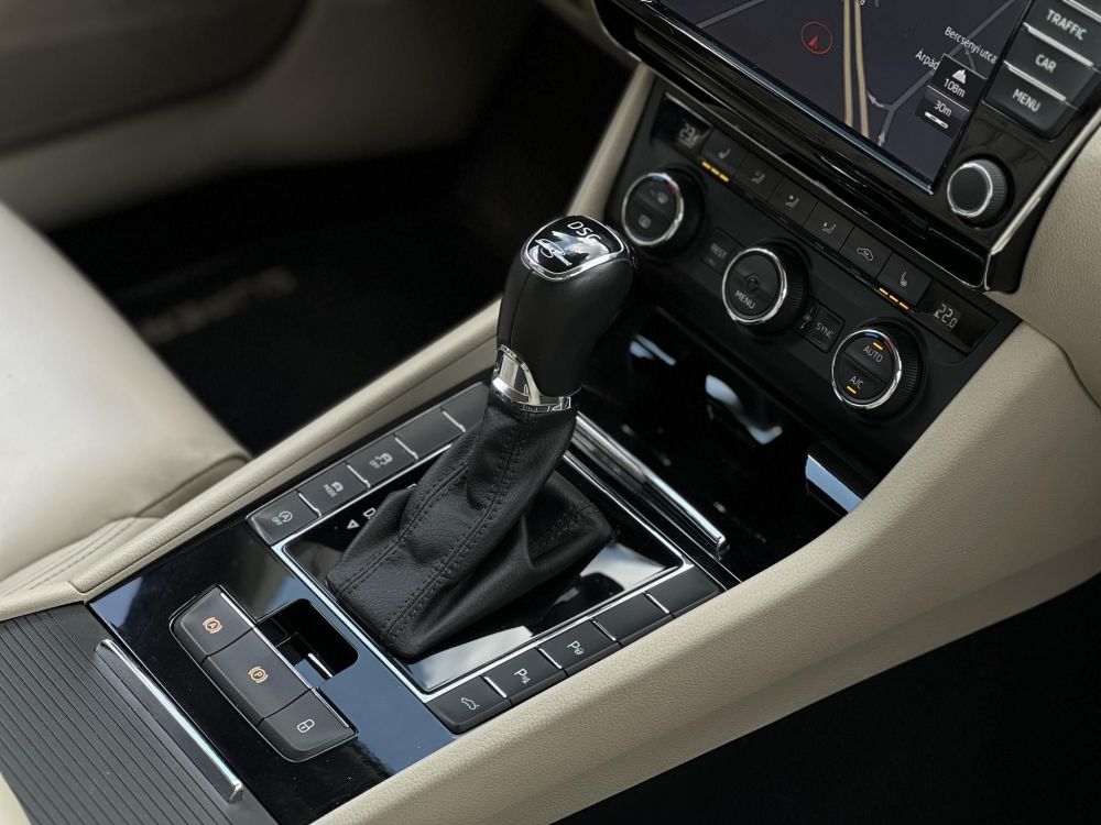 SKODA SUPERB 2.0 TDI SCR L&K DSG Vaj bőrbelső. tolatókamera. adaptív futómű. teljes szerviztörténet!