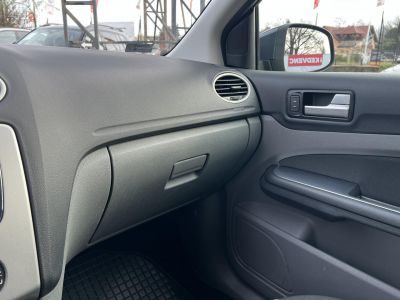 FORD FOCUS 1.6 Ghia (Automata) Klíma Tempomat City szervó Téli/nyári garnitúra!