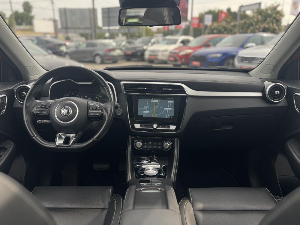 MG ZS EV Luxury. 68e km. végig vezetett márkaszerviz. Carplay. panorámatető