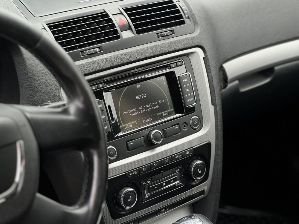 SKODA OCTAVIA Combi 2.0 TDI Ambiente DSG Tempomat Ülésfűtés Bluetooth Navigáció!