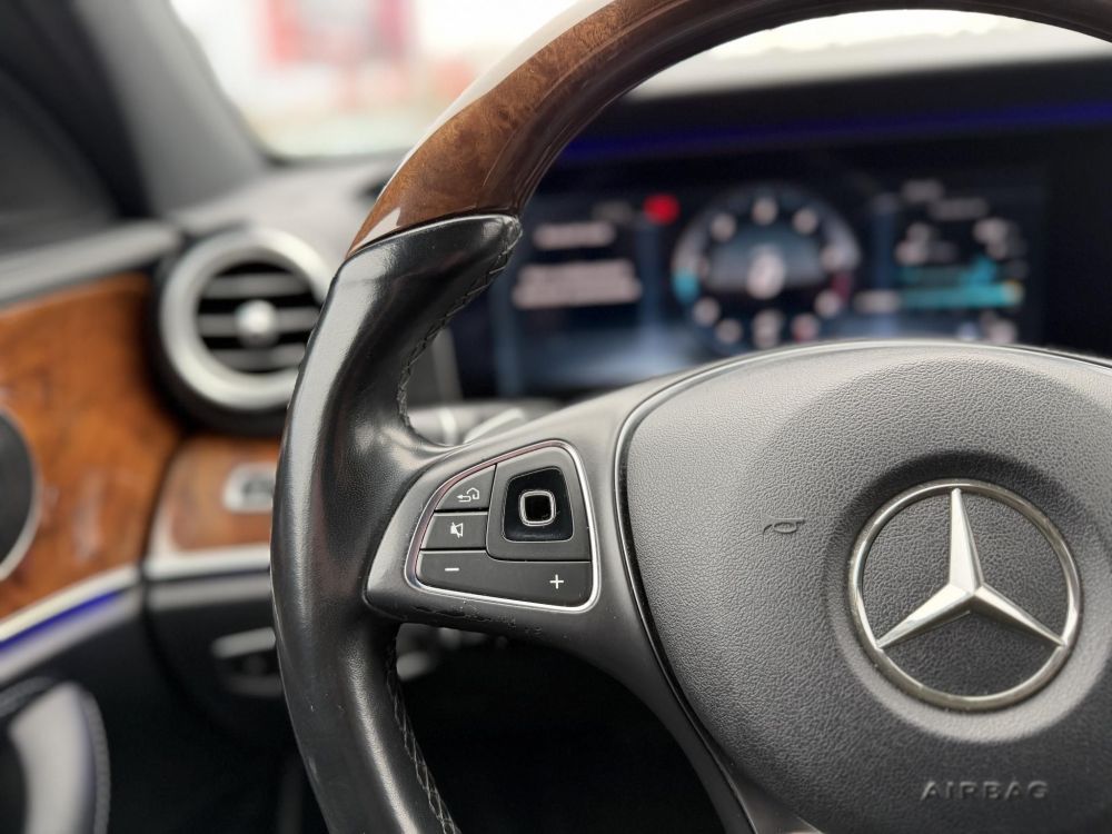 MERCEDES-BENZ E 220 d 9G-TRONIC Megkímélt állapot. LED Holttér HUD Carplay Fakormány 360kamera