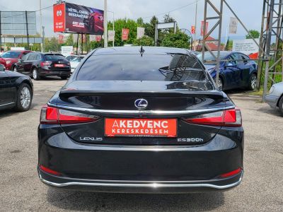 LEXUS ES 300h Prestiege Top CVT 60e km. LED Napfénytető Bőr Navi Tempomat Kamera Ülésfűtés