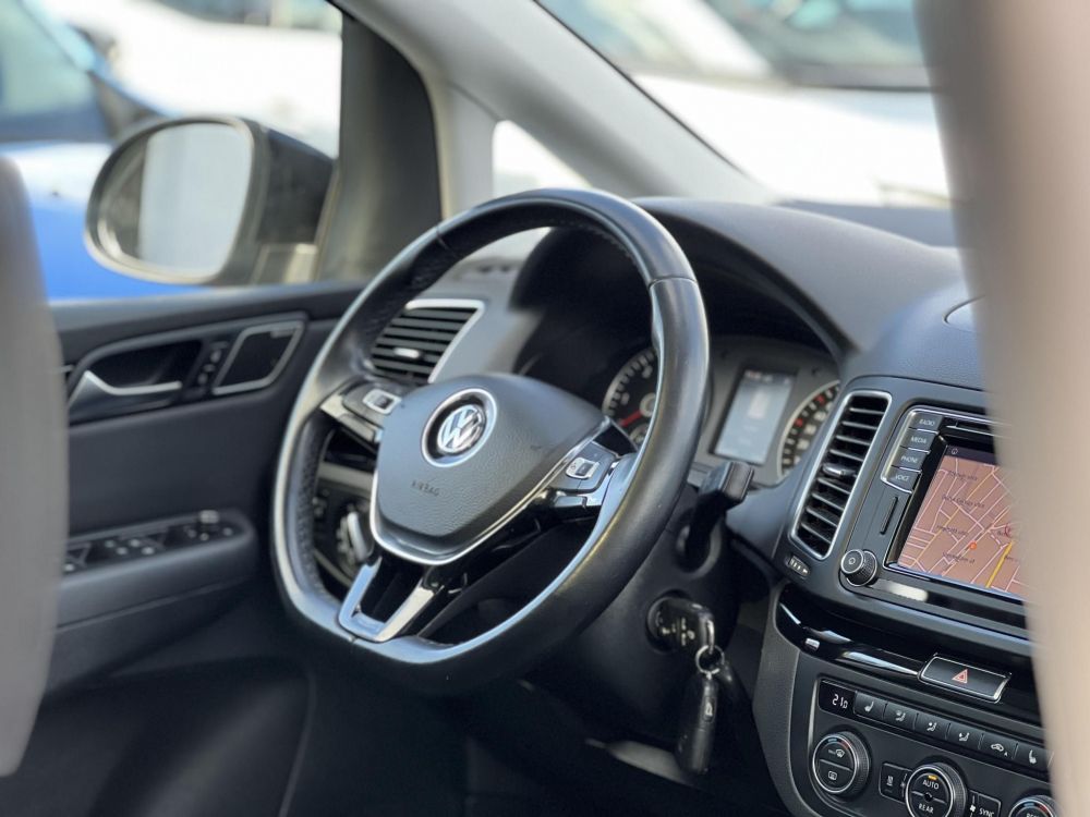VOLKSWAGEN SHARAN 2.0 TDI BMT SCR Highline DSG [7 személy] Dynaudio. ülésmemória. Carplay. pano. vonóhorog. kamera. stb