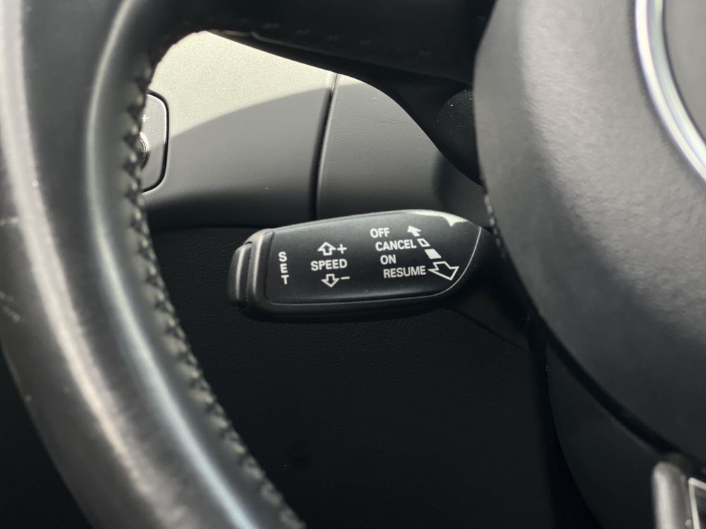 AUDI A4 Avant 2.0 TDI DPF EU5 S-line Vezetett szervizkönyv!