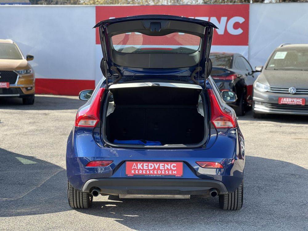 VOLVO V40 1.6 T3 Ocean Race 107e km. Magyarországi. Teljes szerviztörténet!