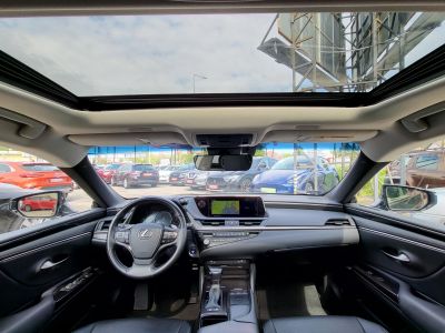 LEXUS ES 300h Prestiege Top CVT 60e km. LED Napfénytető Bőr Navi Tempomat Kamera Ülésfűtés