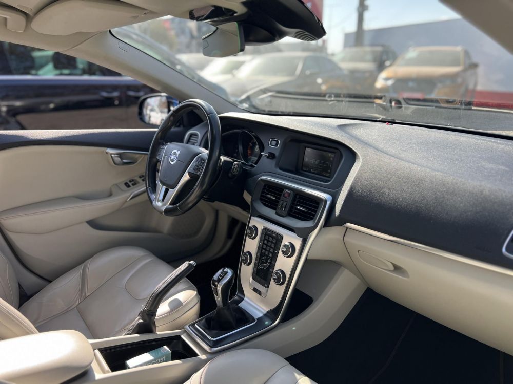 VOLVO V40 1.6 T3 Ocean Race 107e km. Magyarországi. Teljes szerviztörténet!