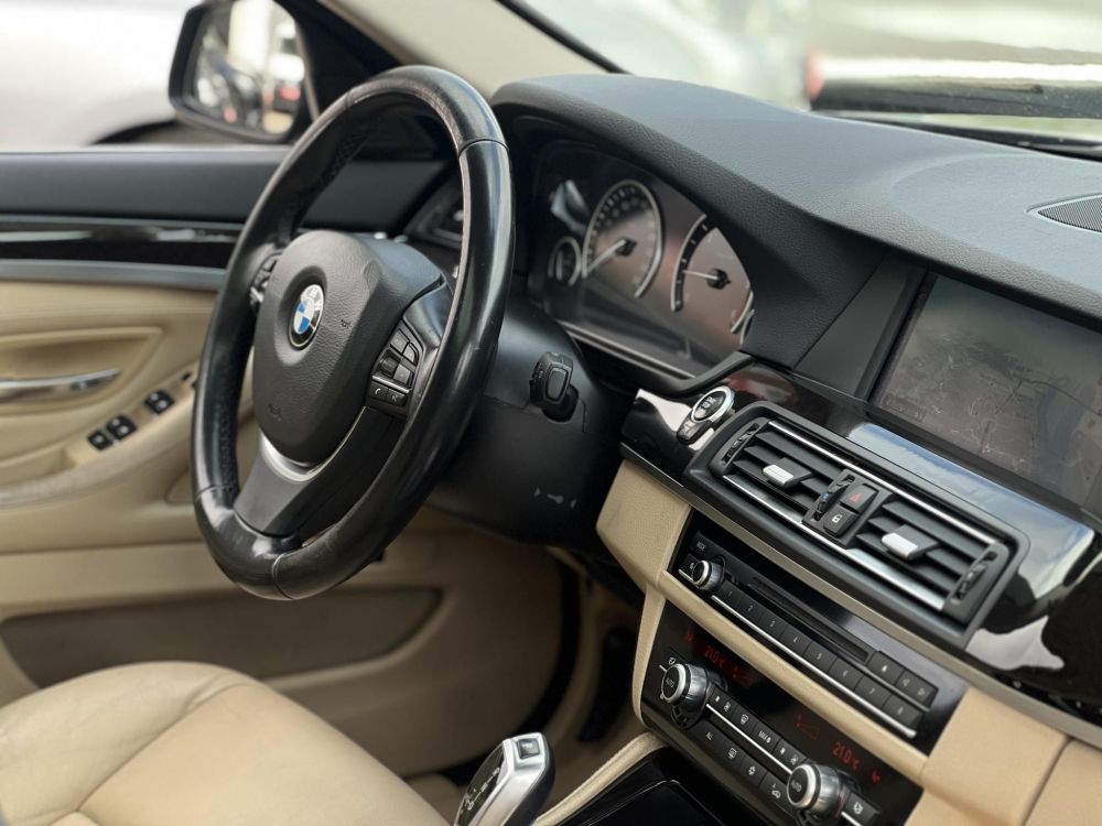 BMW 520d (Automata) Napfénytető. vaj bőrbelső. memória. HUD. kamera. 2 gyári kulcs!