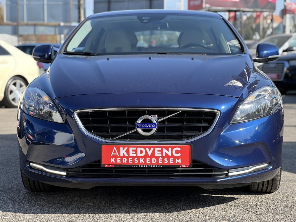 VOLVO V40 1.6 T3 Ocean Race 107e km. Magyarországi. Teljes szerviztörténet!