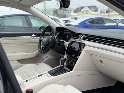 VOLKSWAGEN PASSAT VIII Variant 2.0 TSI BMT Highline 4Motion DSG R-line 280LE. Magyarországi. 115e km. Téli-nyári kerék garnitúra!