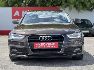 AUDI A4 Avant 2.0 TDI DPF EU5 S-line Vezetett szervizkönyv!