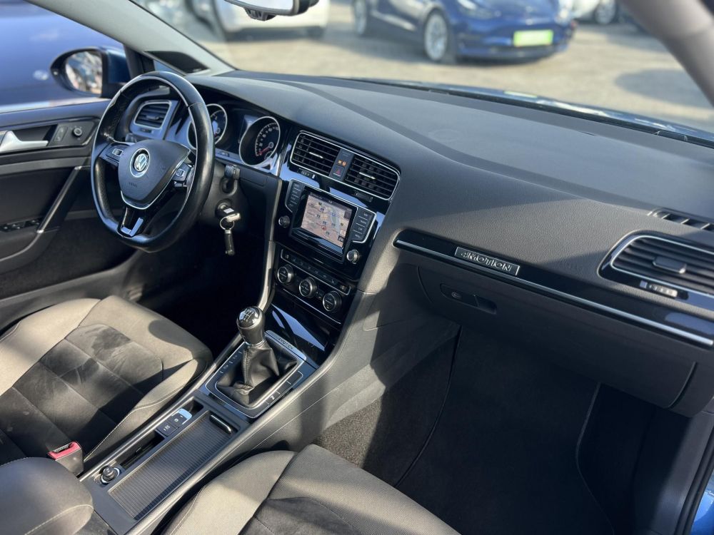 VOLKSWAGEN GOLF VII Variant 2.0 TDI Comfortline 4Motion Dynaudio HIFI. végig vezetett szervízkönyv