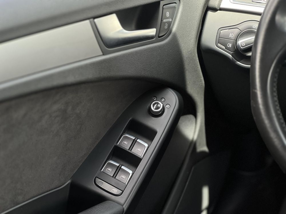 AUDI A4 Avant 2.0 TDI DPF EU5 S-line Vezetett szervizkönyv!