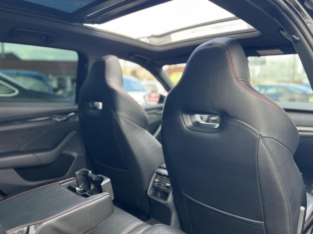 SKODA OCTAVIA Combi 2.0 TDI SCR RS DSG Magyarországi. Gyári fényezés. Végig vezetett szervizkönyv!