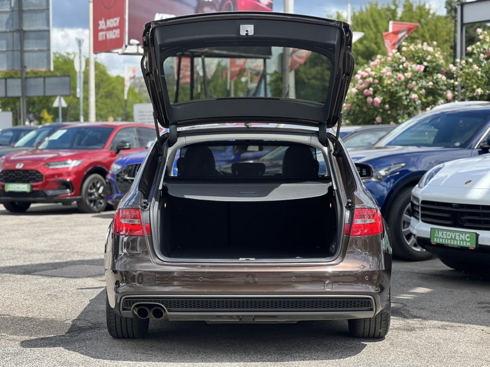 AUDI A4 Avant 2.0 TDI DPF EU5 S-line Vezetett szervizkönyv!