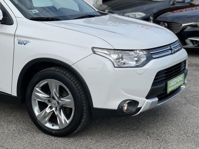 MITSUBISHI OUTLANDER 2.0 PHEV Instyle Navi 4WD CVT