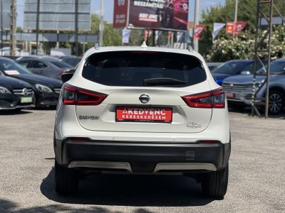NISSAN QASHQAI 1.3 DIG-T N-Connecta 63e km. Magyarországi. rendszeresen szervizelt!