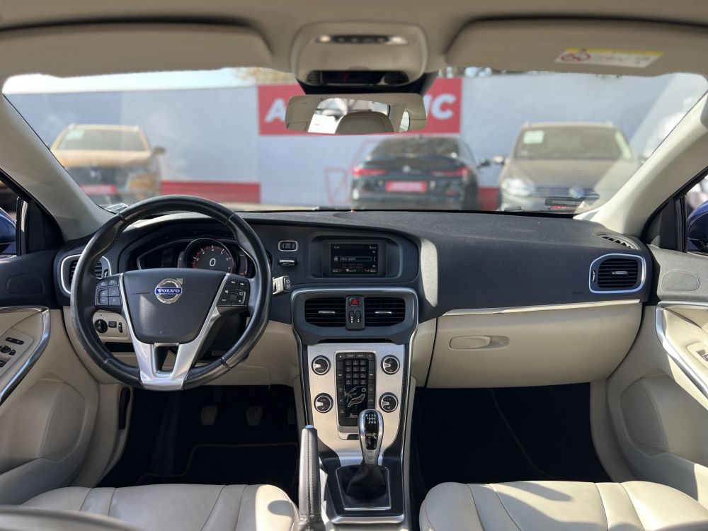 VOLVO V40 1.6 T3 Ocean Race 107e km. Magyarországi. Teljes szerviztörténet!