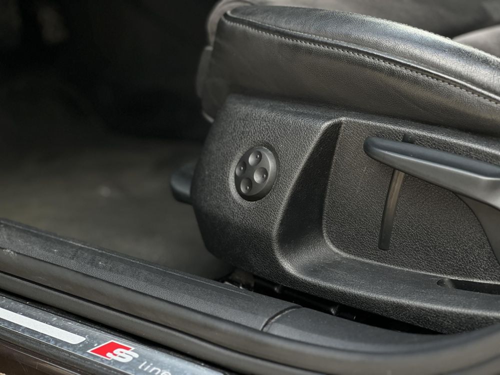 AUDI A4 Avant 2.0 TDI DPF EU5 S-line Vezetett szervizkönyv!
