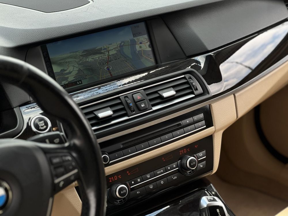 BMW 520d (Automata) Napfénytető. vaj bőrbelső. memória. HUD. kamera. 2 gyári kulcs!