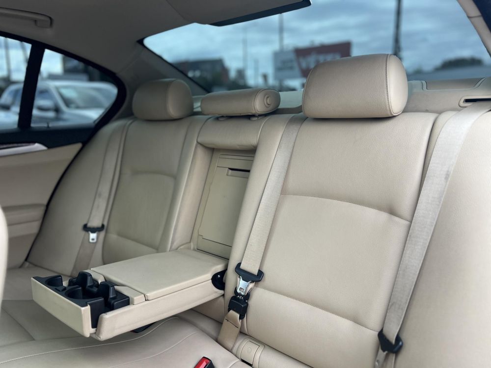 BMW 520d (Automata) Napfénytető. vaj bőrbelső. memória. HUD. kamera. 2 gyári kulcs!