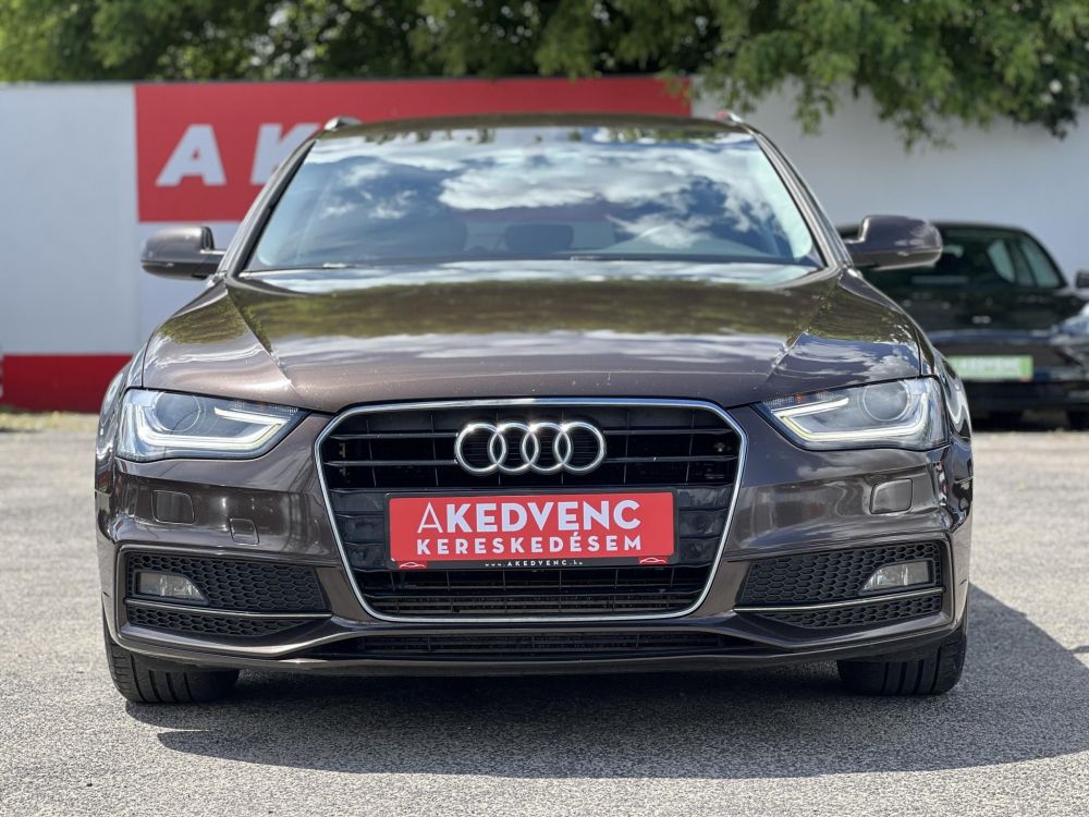 AUDI A4 Avant 2.0 TDI DPF EU5 S-line Vezetett szervizkönyv!
