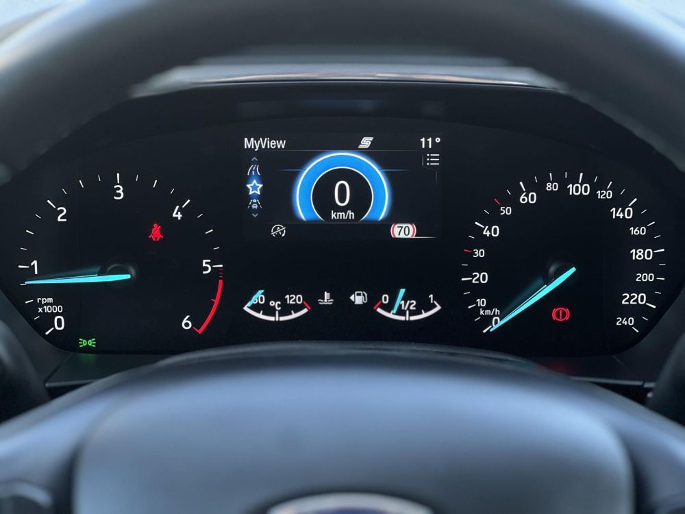 FORD FOCUS 1.5 EcoBlue Titanium LED. CarPlay. Állófűtés. Vonóhorog. Téli csomag!