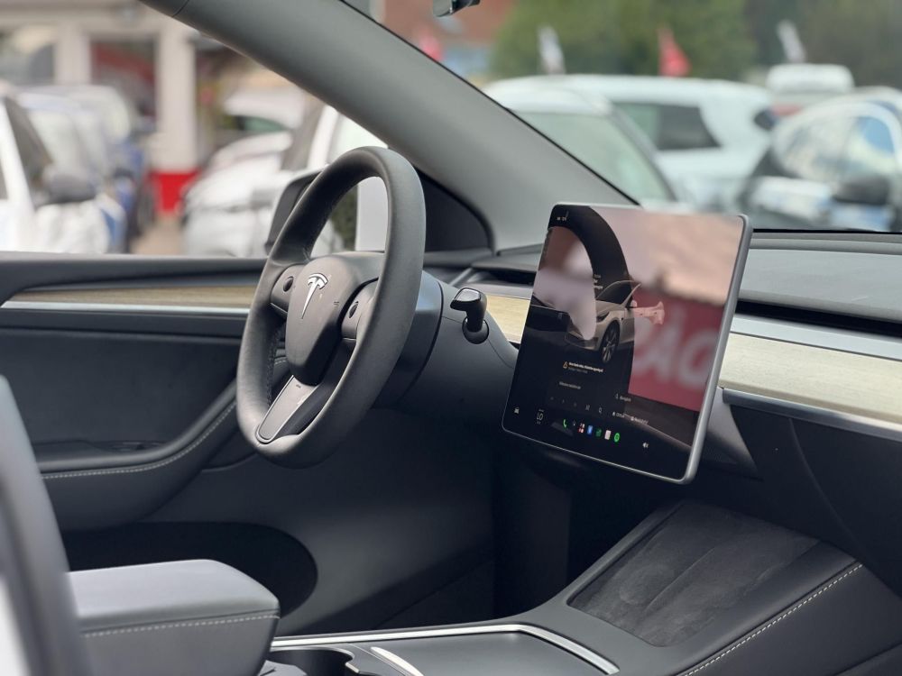 TESLA MODEL Y RWD (Automata) 87e km. LFP akku. Ryzen processzor. 2031-ig garanciális. téli-nyári kerékszett!