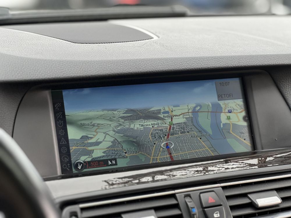 BMW 520d (Automata) Napfénytető. vaj bőrbelső. memória. HUD. kamera. 2 gyári kulcs!