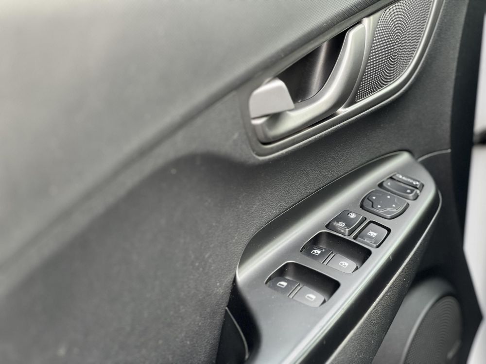 HYUNDAI KONA EV 64kWh Style HUD. parkolóasszisztens. sávtartó. CarPlay. 400km hatótáv!