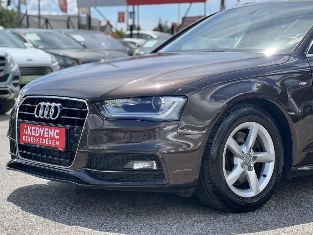 AUDI A4 Avant 2.0 TDI DPF EU5 S-line Vezetett szervizkönyv!