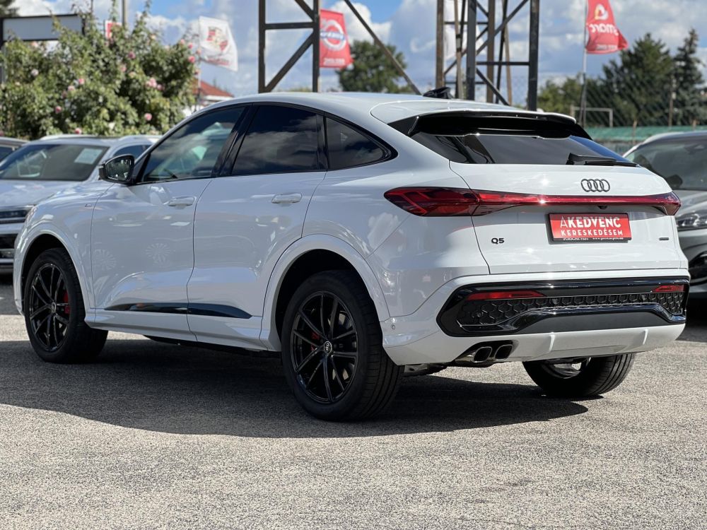 AUDI Q5 SB 40 TDI quattro S-tronic S-line M.o-i. 1.tul. újszerű állapot. garanciális. sérülésmentes!