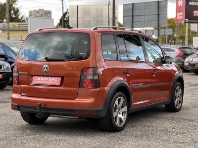 VOLKSWAGEN TOURAN Cross1.4 TSi 7 személyes Highline Bőr belső. Tempomat Vonóhorog Szervízel!t