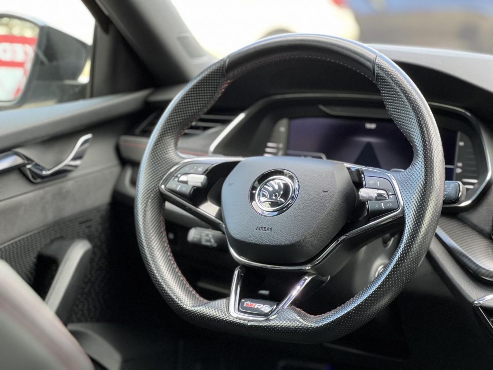 SKODA OCTAVIA Combi 2.0 TDI SCR RS DSG Magyarországi. Gyári fényezés. Végig vezetett szervizkönyv!