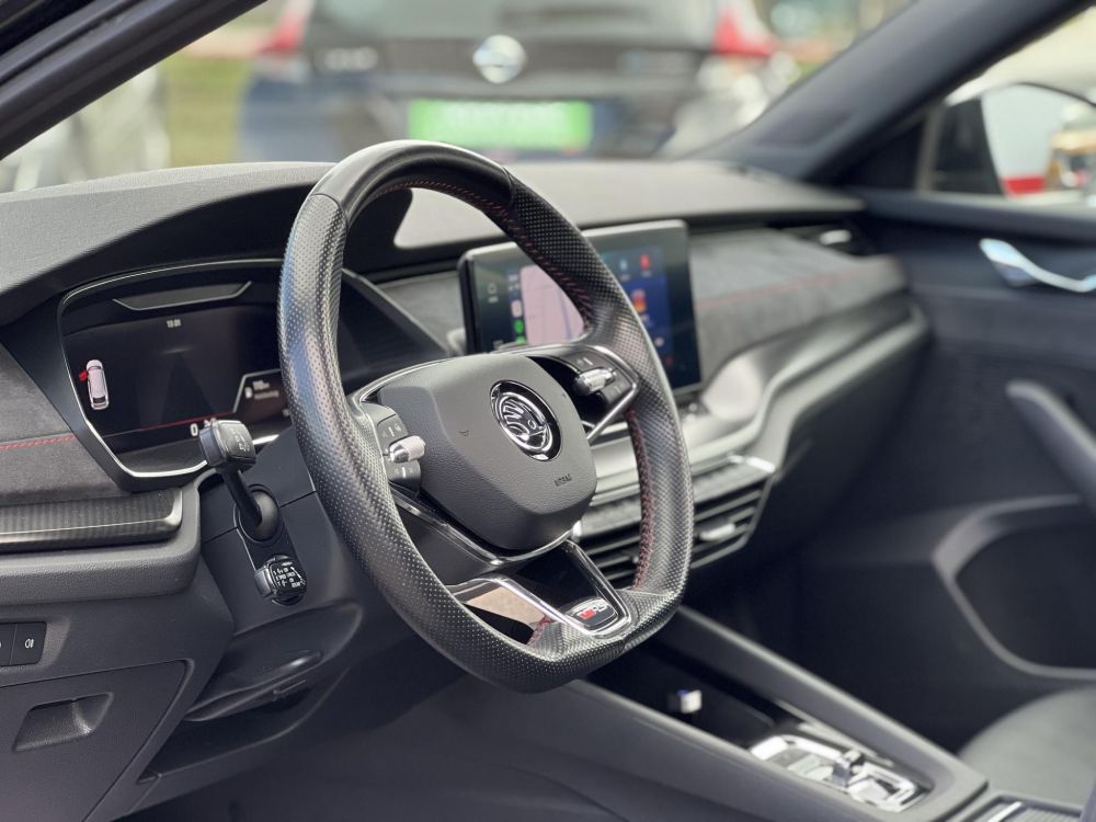 SKODA OCTAVIA Combi 2.0 TDI SCR RS DSG Magyarországi. Gyári fényezés. Végig vezetett szervizkönyv!