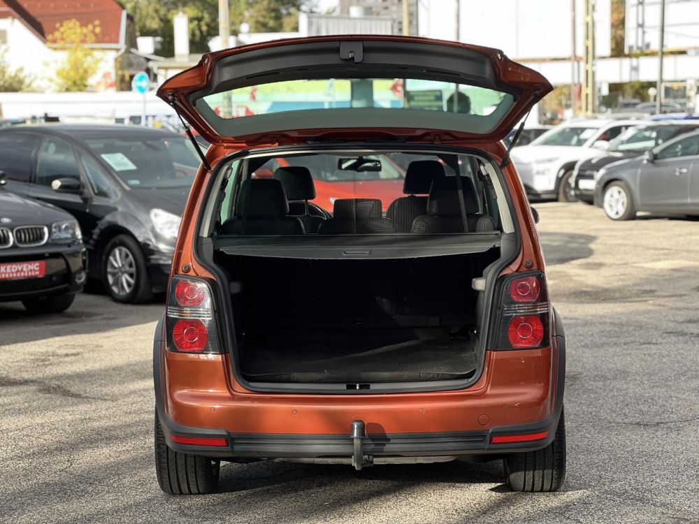 VOLKSWAGEN TOURAN Cross1.4 TSi 7 személyes Highline Bőr belső. Tempomat Vonóhorog Szervízel!t